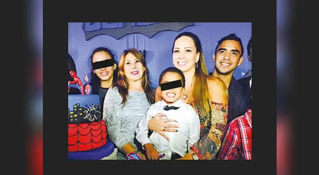 Todos posan emocionados y felices en la fiesta