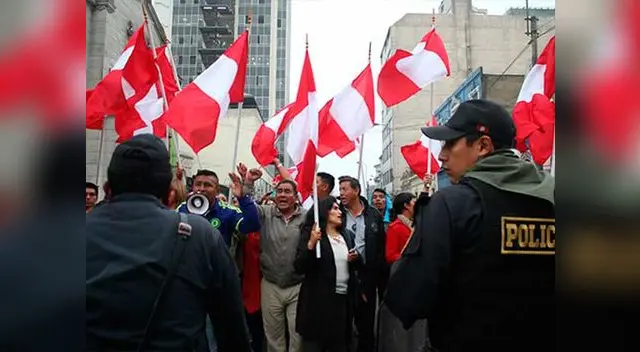 Seguidores de PPK y Keiko Fujimori hace vigilia en el local central de la ONPE