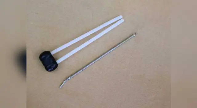 La fuente radiactiva es de 2 cm de longitud por 0.2 cm de diámetro, unida a un alambre en espiral como un transmisor