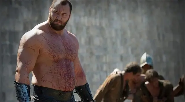 Fornido actor tiene en la mira a futbolista