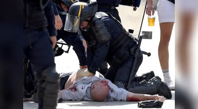 Policía intenta salvar la vida de este inglés