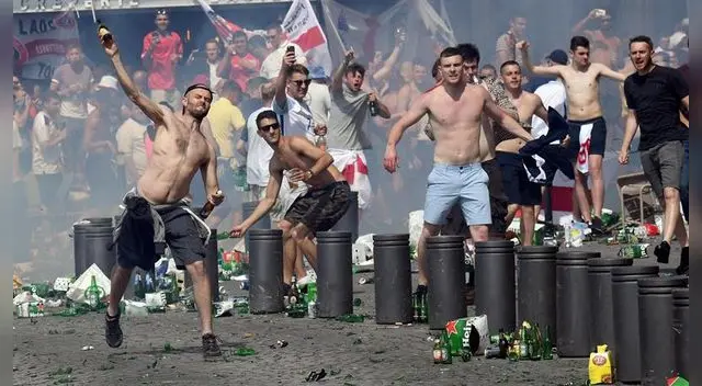 Los hooligans en pleno enfrentamiento