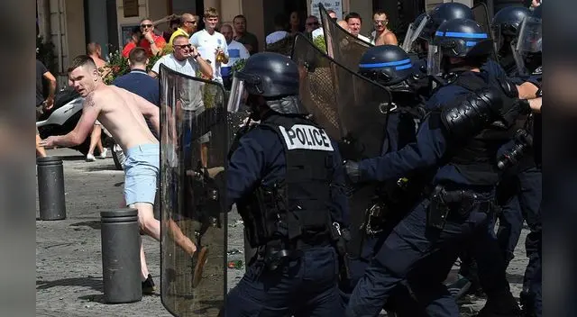 La policía intenta repeler a los revoltosos