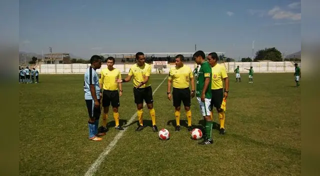 Capitanes de Serrato y Caimanes previo al inicio del partido: FOTO: Segunda División Capitanes de Serrato y Caimanes previo al inicio del partido: FOTO: Segunda División