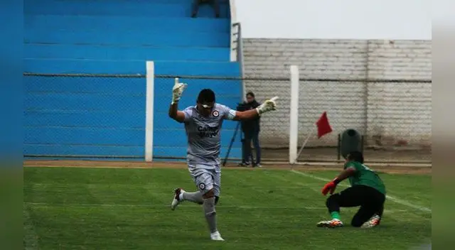 Comienza el festejo de Guevara por la buena ejecución del penal