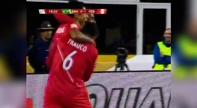 Raúl Ruidíaz celebra con compañeros gol contra Brasil