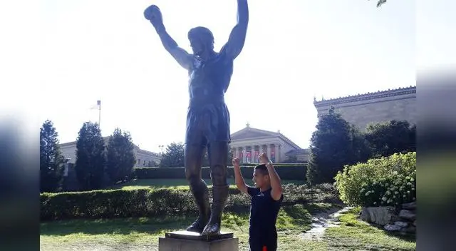 Sánchez junto a Rocky.