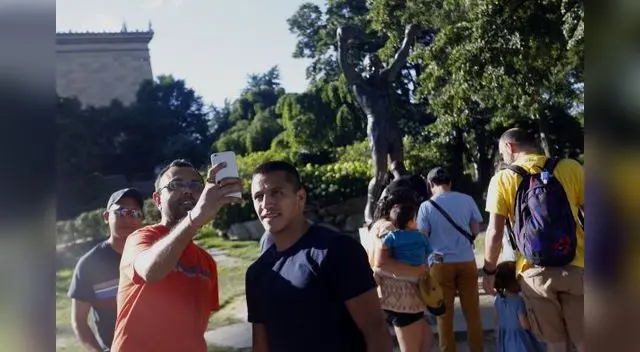 Sánchez junto a Rocky.