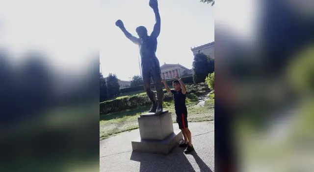 Sánchez junto a Rocky.