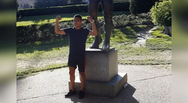 Sánchez junto a Rocky.