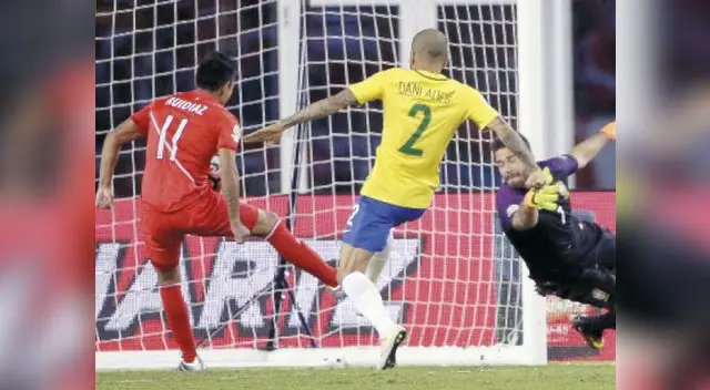 Tras centro de polo, la pulga se adelanta a todos y anota tanto histórico