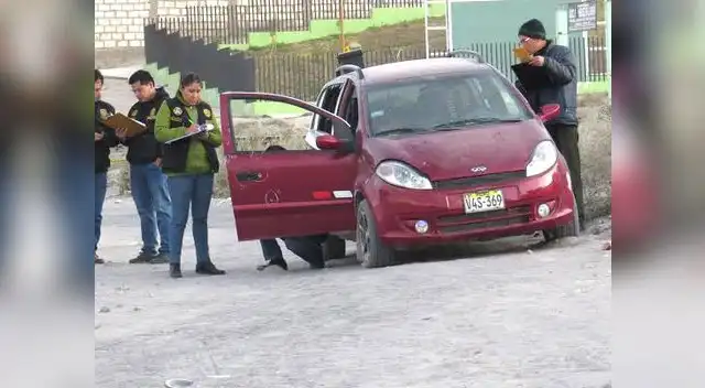 Policía analiza el auto donde fue acribillado el dirigente