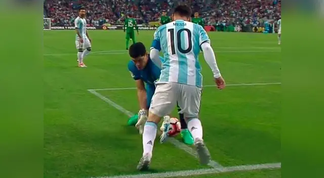 Argentino dejó en ridículo a golero rival Argentino dejó en ridículo a golero rival