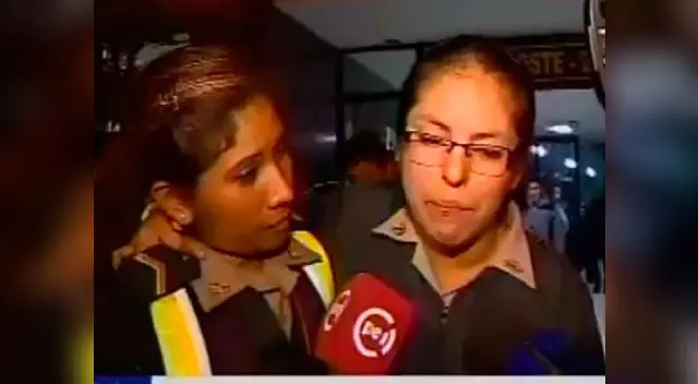 Agente agraviada con lentes Agente agraviada con lentes