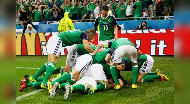 Festejo irlandés por gol de   McAuley   FOTO: EFE