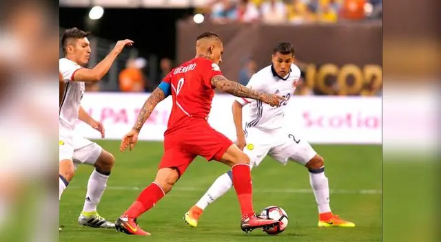 Paolo Guerrero no encuentra el espacio