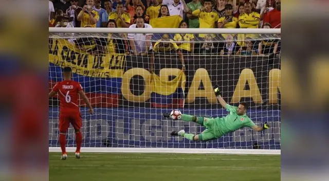 Ospina le ataja el penal a Trauco.