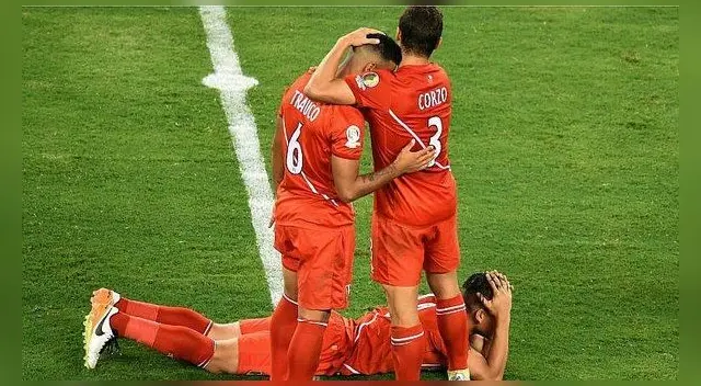 Corzo consuela a Trauco.