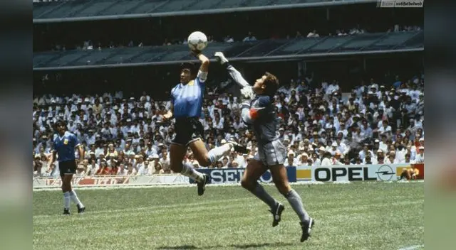 Maradona anota con la mano ante Inglaterra.
