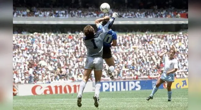 Maradona anota con la mano ante Inglaterra.