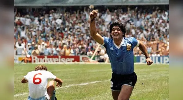 Maradona en señal de triunfo.