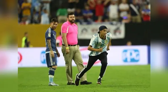 Tras lograr su objetivo el hincha se marcha.