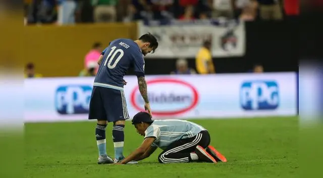 Hincha le hace reverencia a Messi.