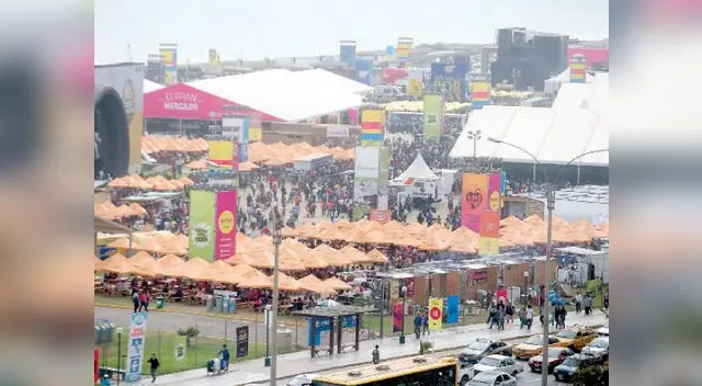Cientos de familias llegan a feria gastronómica a degustar ricos platos peruanos y ahora extranjeros