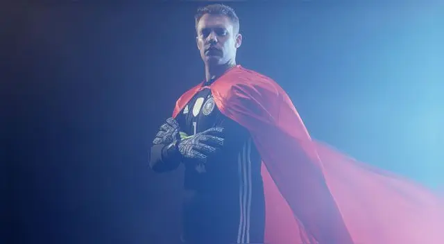 Manuel Neuer luce como Superman