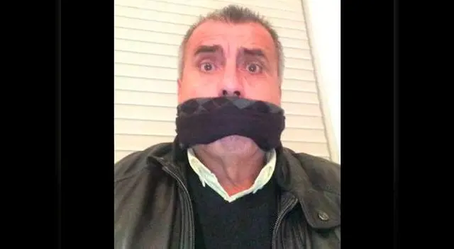 Lúcar sorprendió con una foto en el que se cubre la boca con una media