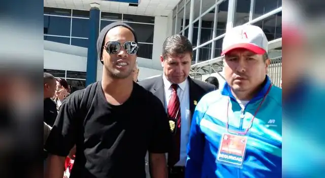 Dinho salió en vehículo para evitar el asedio