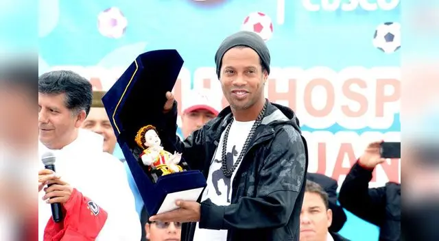 Ronaldinho llevó alegría a los niños.