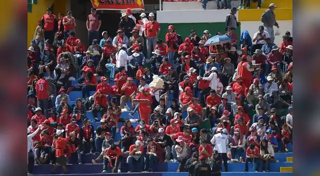 La hinchada de Cienciano listo para ver a Ronaldinho.