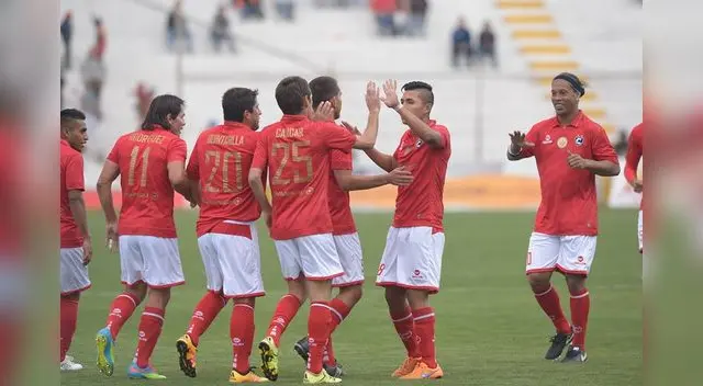 Ronaldinho ofreció un concierto de fútbol en el Cusco. Ronaldinho ofreció un concierto de fútbol en el Cusco.