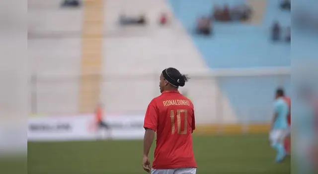 Ronaldinho ofreció un concierto de fútbol en el Cusco. Ronaldinho ofreció un concierto de fútbol en el Cusco.