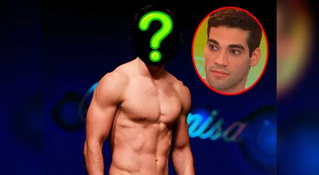 El guerrero no dudó en despojarse de sus prendas para mostrar su anatomía