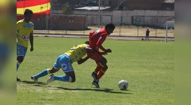 Juniors Ross supera la marca de Yovera mientras que Tragodara mira atento. FOTO: MANUEL TOVAR