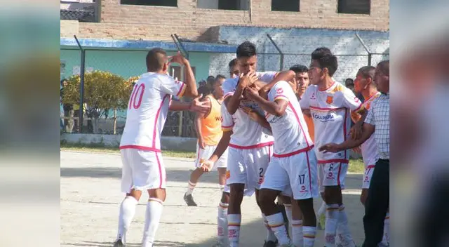 Jonathan Sauñe es festejo por sus compañeros tras marcar el gol: FOTO: ROBERTO SAAVEDRA
