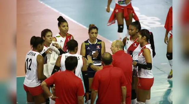 El entrenador  Mauro Marasciulo dando indicaciones a sus jugadoras. FOTO: FPV