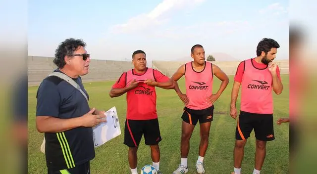 El técnico Michael Silva de Wily Serrato dando las indicaciones