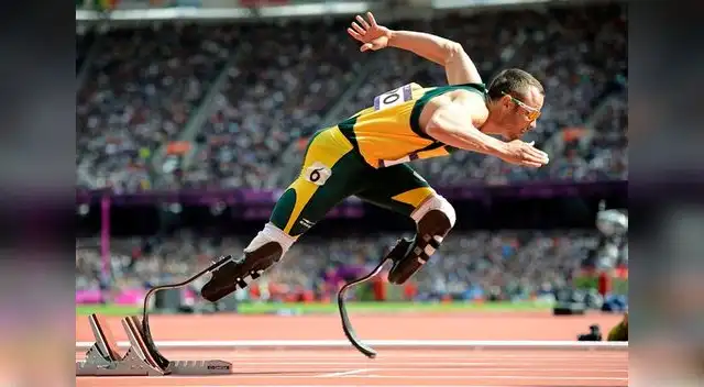 Tiene las marcas mundiales en las pruebas de 100, 200 y 400 metros planos.