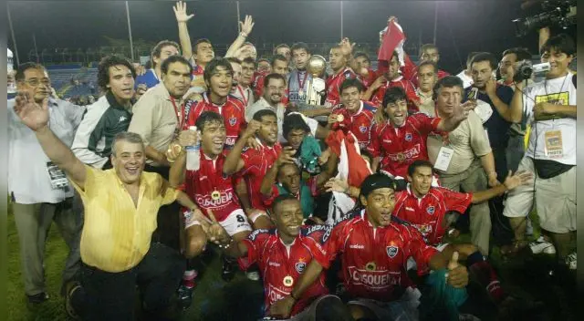 El 'Papá' con el trofeo de la Recopa.