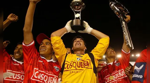 El cuadro inca en plena celebración con el trofeo de la Sudamericana.