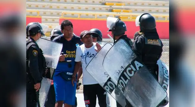 La policia actúa con dureza para sacar del campo a los miembros del comando técnico de Lobitos La policia actúa con dureza para sacar del campo a los miembros del comando técnico de Lobitos