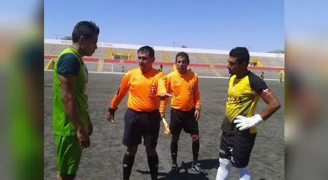 El juez Navarro Lozada en el momento de sorteo con los capitanes de ambos cuadros El juez Navarro Lozada en el momento de sorteo con los capitanes de ambos cuadros