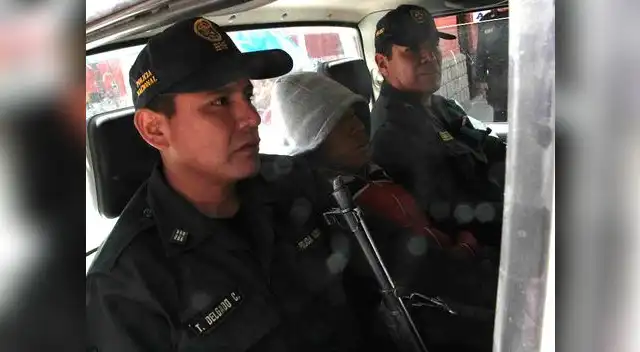 El suboficial con el rostro tapado y conducido por sus colegas El suboficial con el rostro tapado y conducido por sus colegas