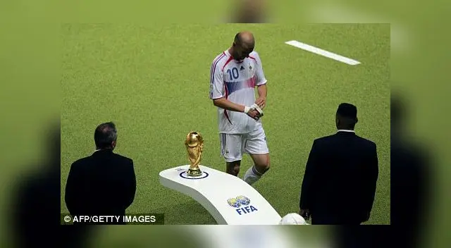 Zidane no pudo tocar el Trofeo FIFA