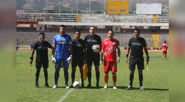 Es juez Israel Blanco flaqueado por los su terna y los capitanes del Municipal y Huancayo Es juez Israel Blanco flaqueado por los su terna y los capitanes del Municipal y Huancayo