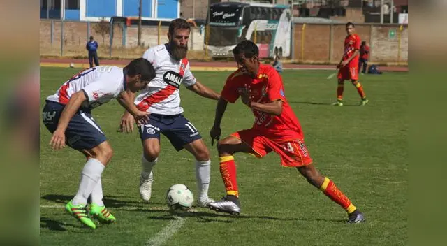 Junior Ross trata de pasar la marca de Corzo y Gonzales Vigil Junior Ross trata de pasar la marca de Corzo y Gonzales Vigil