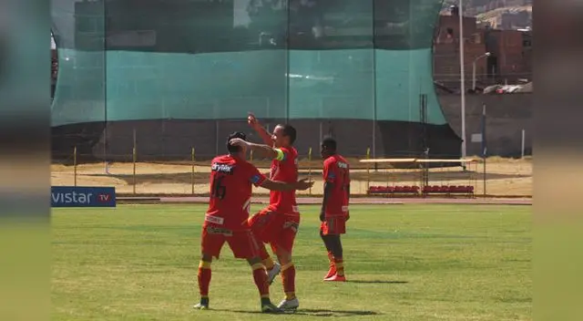 Una forma peculiar de Meza Cuadra de celebrar su gol que llego a los 12 goles Una forma peculiar de Meza Cuadra de celebrar su gol que llego a los 12 goles